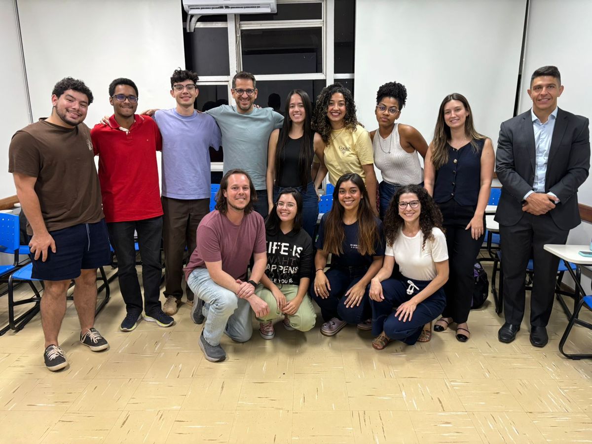 Integrantes do GT 12 reunidos em sala de aula, posando para foto em grupo.