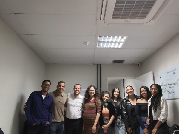 Integrantes do GT 12 reunidos de pé em uma sala, posando para foto.